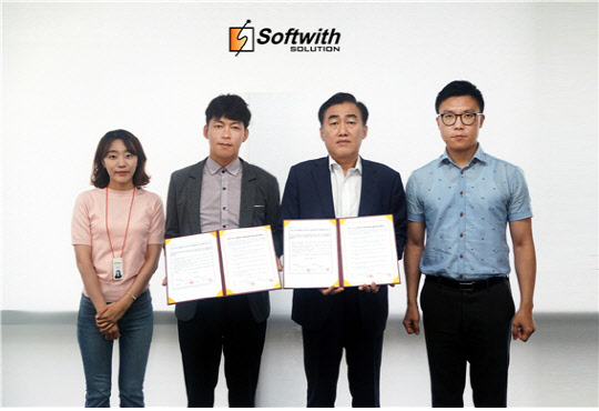 왼쪽부터 이미진대리, 한호종 대외사업팀부장, 김태현대표, 용관순 대외사업팀차장.